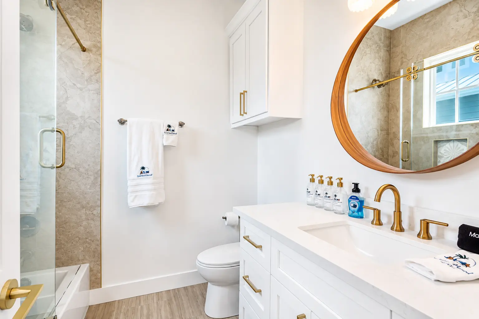 En-suite bathroom with soaking tub